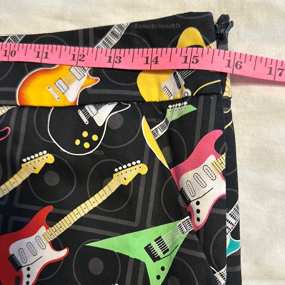 LOUDMOUTH Colorful Guitar Print Ladies Skort 4 NWOT - Picture 2 of 8
